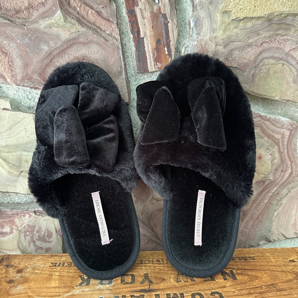 Womens Victoria’s Secret plush Black Furry Slippers WORN ONCE ONLY! Sz. Large